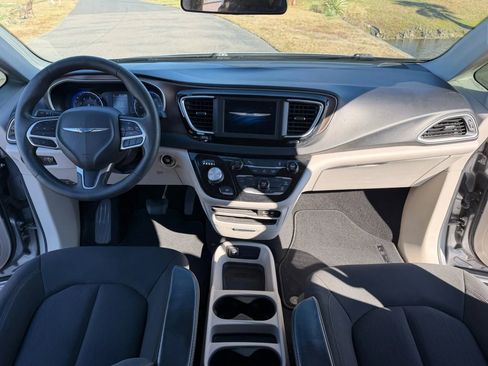 Used 2018 Chrysler Pacifica L image 9