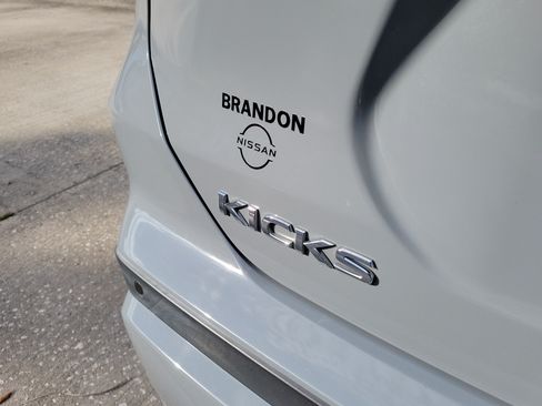 Used 2021 Nissan Kicks SR w/ SR Premium Package FWD image 9