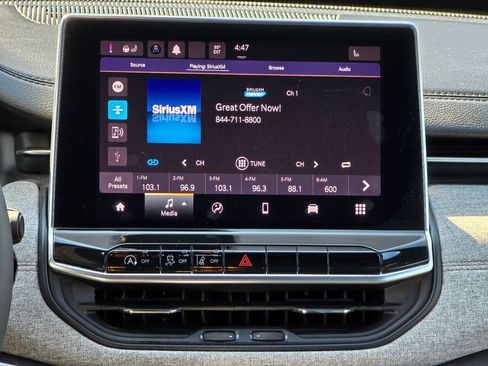 Used 2023 Jeep Compass Latitude w/ Sun and Sound Group AWD/4WD image 4