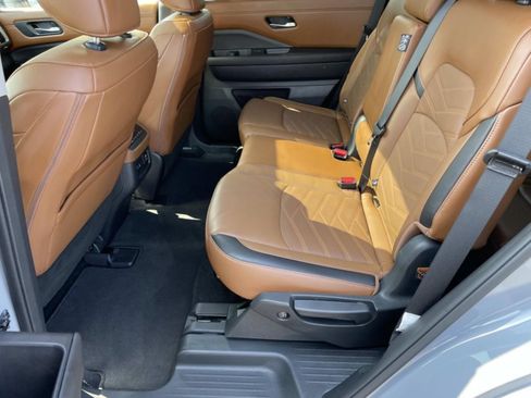 Used 2025 Nissan Pathfinder Platinum w/ Cargo Package AWD/4WD image 12