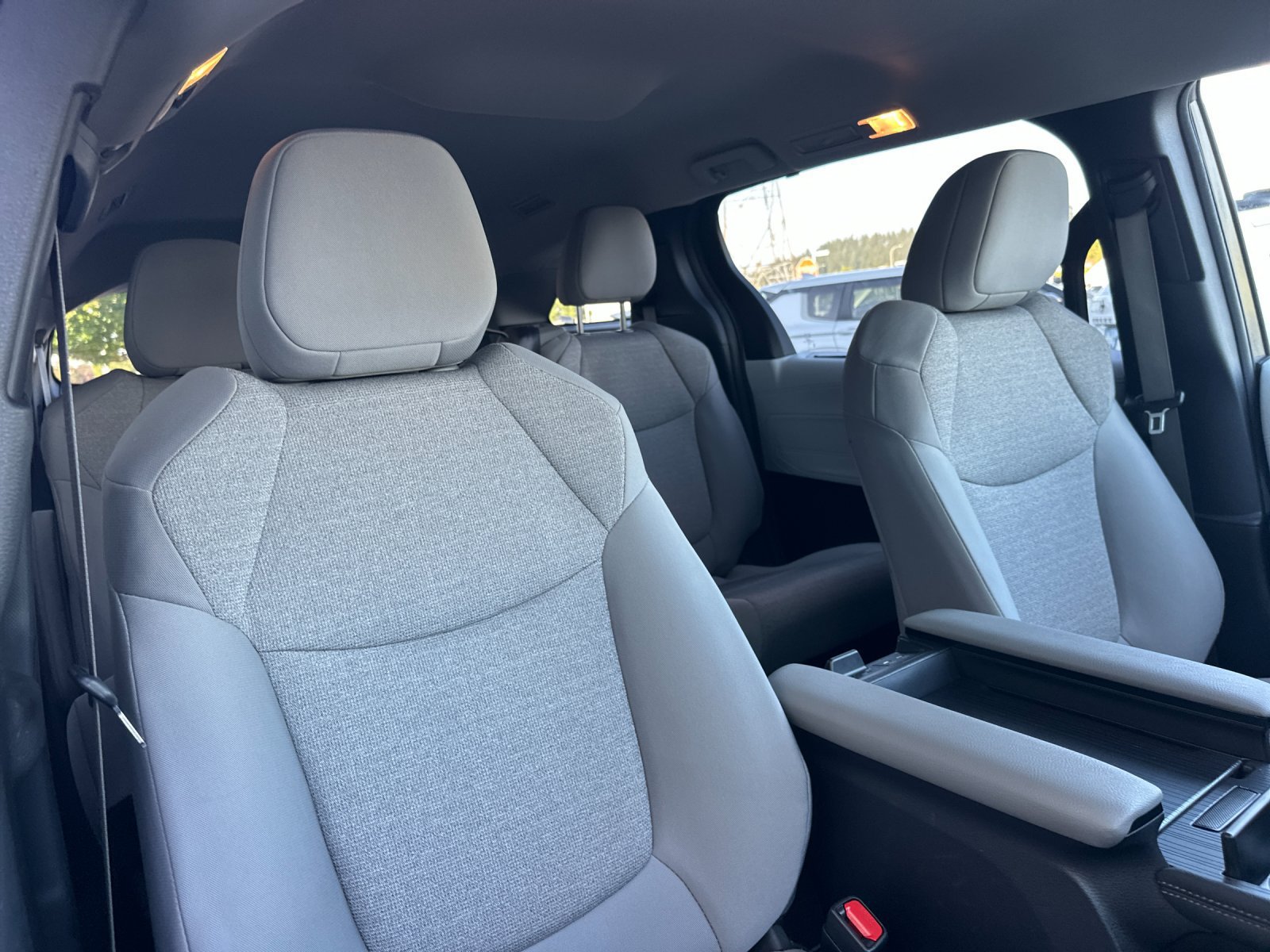 Used 2025 Toyota Sienna LE FWD image 16