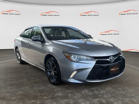 Used 2017 Toyota Camry XSE w/ Moonroof Package FWD image 5