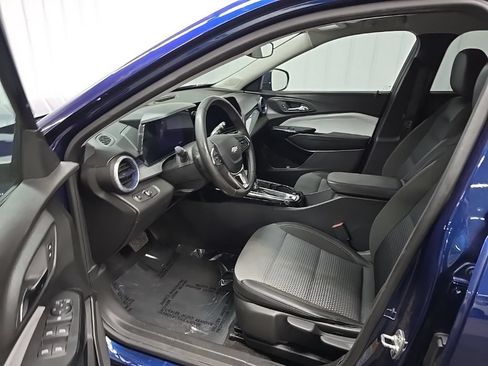 Used 2024 Chevrolet Trax LT w/ LT Convenience Package FWD image 28