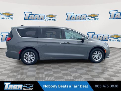 Used 2023 Chrysler Pacifica Touring-L FWD image 9