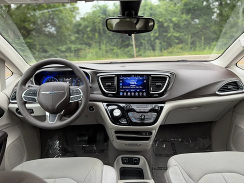 Used 2017 Chrysler Pacifica Touring w/ Tire & Wheel Group FWD image 23