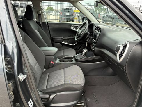 Used 2025 Kia Soul LX w/ LX Technology Package FWD image 29
