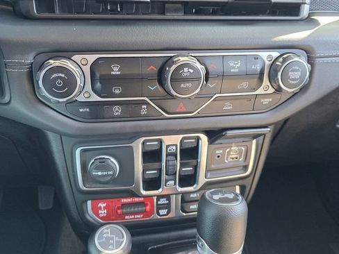 Used 2025 Jeep Wrangler Unlimited Rubicon AWD/4WD image 24