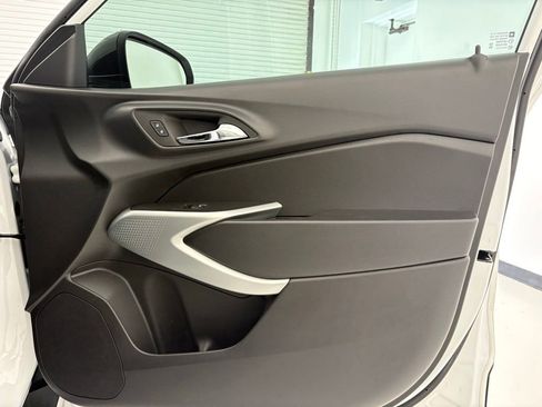 Certified 2025 Chevrolet Trax RS FWD image 32