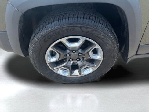 Used 2019 Jeep Cherokee Trailhawk w/ Cold Weather Group image 38