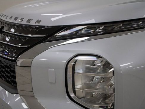 Used 2024 Mitsubishi Outlander SE image 11