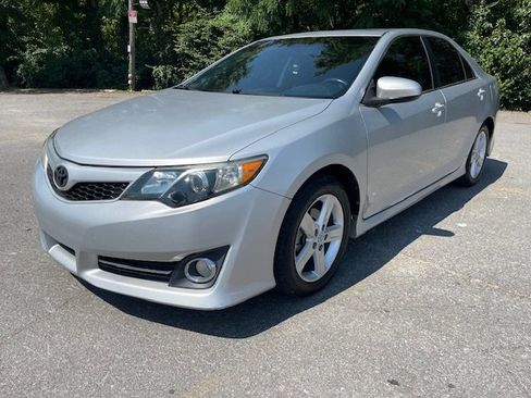 Used 2012 Toyota Camry SE image 1