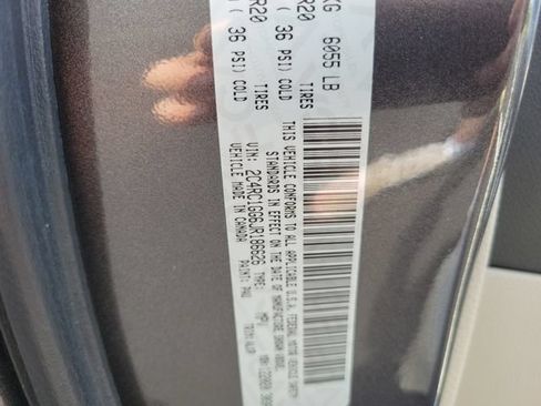 Used 2018 Chrysler Pacifica Limited w/ Tire & Wheel Group FWD image 41