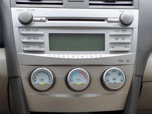 Used 2010 Toyota Camry LE FWD image 5