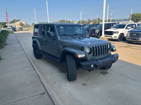 Used 2021 Jeep Wrangler Unlimited Sahara AWD/4WD image 5