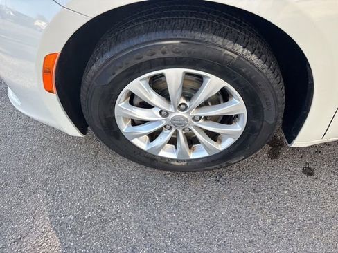 Used 2017 Chrysler Pacifica Touring w/ Tire & Wheel Group FWD image 44