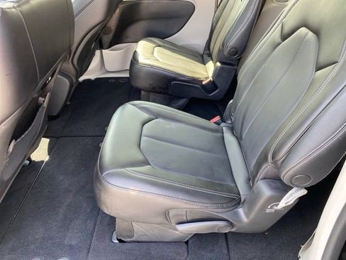 Used 2023 Chrysler Pacifica Touring-L FWD image 26