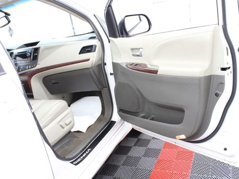 Used 2013 Toyota Sienna XLE image 20