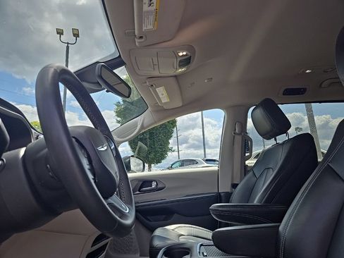 Used 2023 Chrysler Pacifica Touring-L FWD image 30