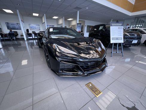 Used 2025 Chevrolet Corvette Z06 RWD image 3