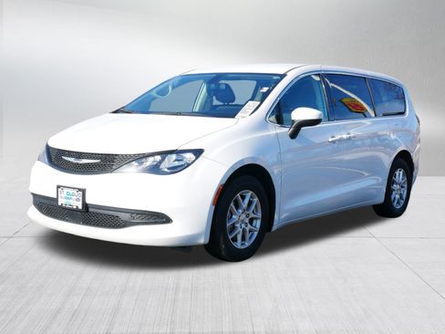 Used 2022 Chrysler Voyager LX image 3