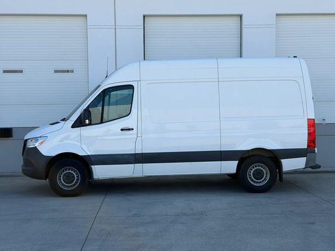 Used 2021 Mercedes-Benz Sprinter 2500 image 2