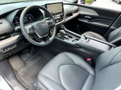 Used 2025 Toyota Grand Highlander AWD image 11