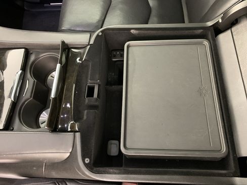 Used 2018 Cadillac Escalade Platinum RWD image 27