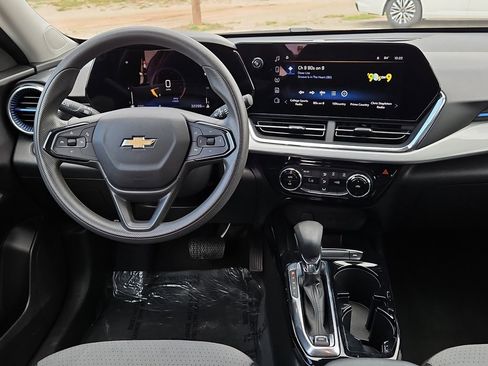 Used 2025 Chevrolet Trax LT FWD image 17