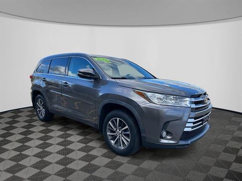 Used 2019 Toyota Highlander XLE image 3