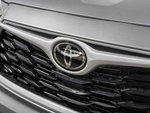Used 2025 Toyota Highlander LE FWD image 8