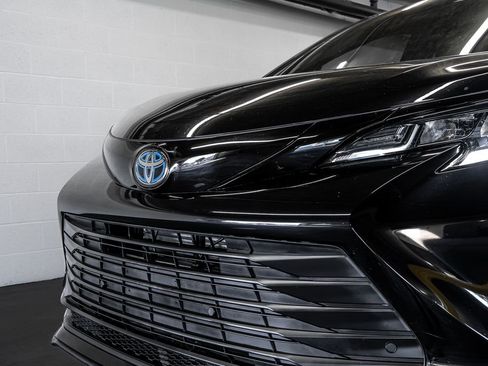 Used 2025 Toyota Sienna XLE Woodland Edition image 10