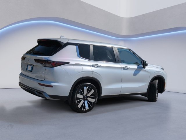 Used 2025 Mitsubishi Outlander SE FWD image 4