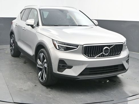Certified 2025 Volvo XC40 B5 Plus image 1