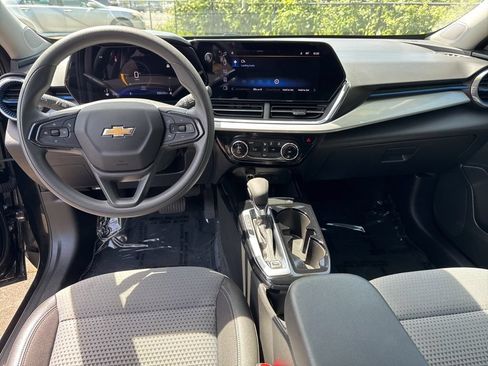 Used 2025 Chevrolet Trax LT FWD image 12