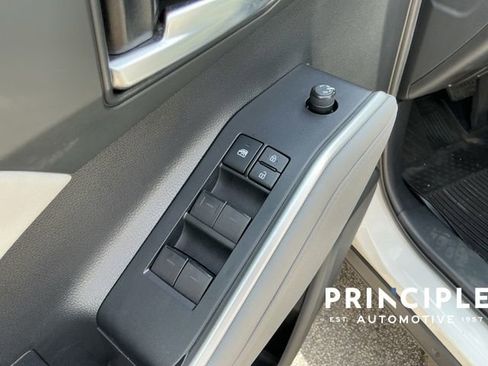 Used 2021 Toyota Highlander XLE image 25