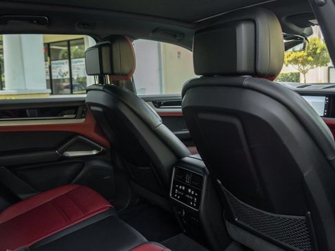 Used 2024 Porsche Cayenne AWD/4WD image 25