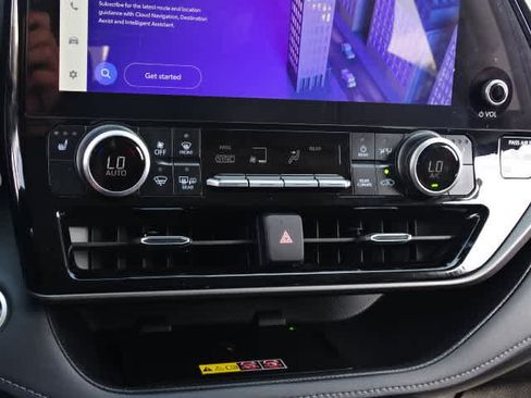 Used 2025 Toyota Highlander XLE FWD image 32