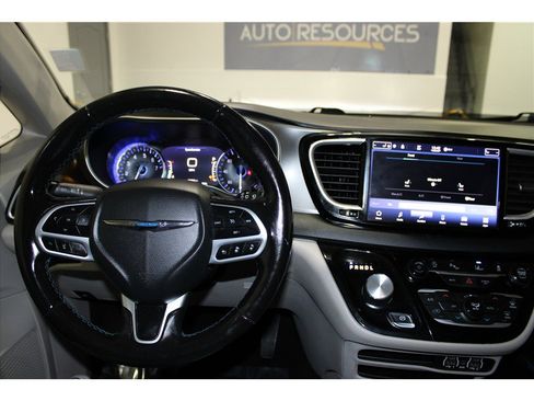 Used 2021 Chrysler Pacifica Touring-L image 35