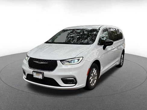 Used 2024 Chrysler Pacifica Touring-L FWD image 3
