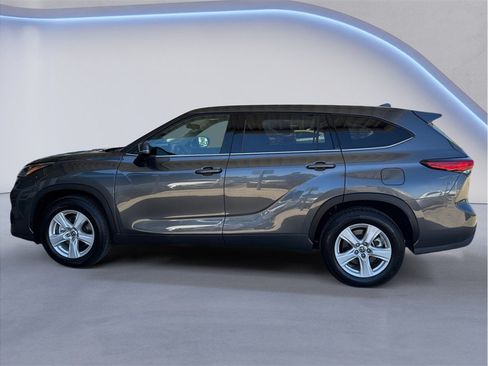 Used 2020 Toyota Highlander L FWD image 3