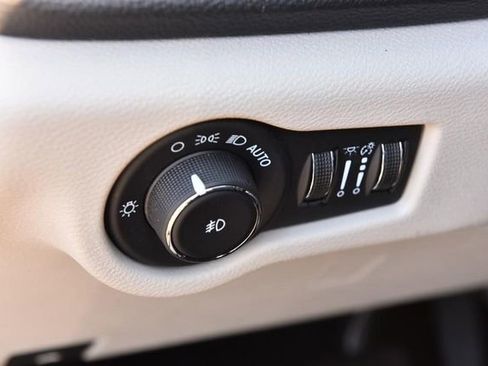 Used 2024 Chrysler Pacifica Select image 11