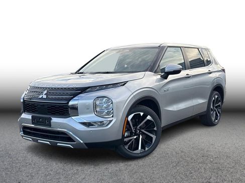 Used 2025 Mitsubishi Outlander SE image 1