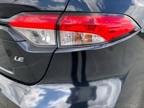 Used 2021 Toyota Corolla LE FWD image 30