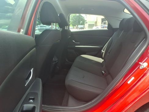 Used 2022 Hyundai Elantra SE w/ Cargo Package FWD image 11