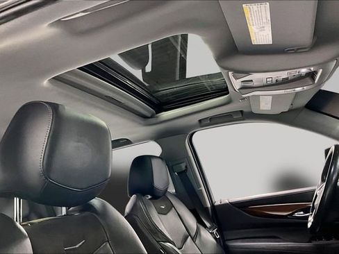 Used 2018 Cadillac Escalade Luxury image 4