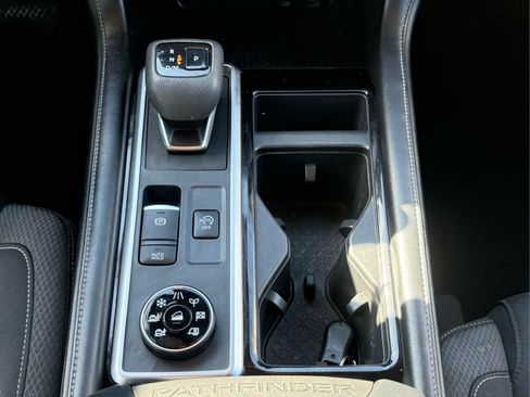Used 2022 Nissan Pathfinder SV AWD/4WD image 22