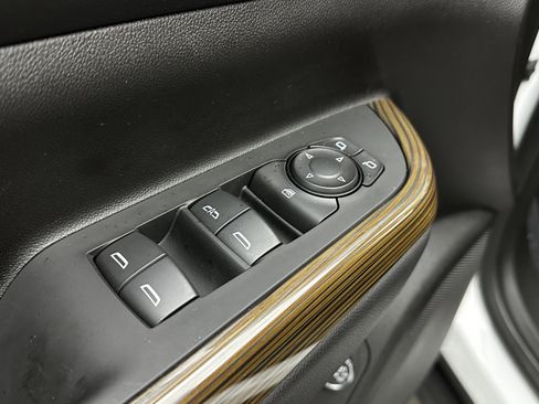 Used 2023 GMC Acadia SLE w/ Driver Convenience Package image 11