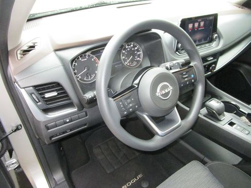 Used 2023 Nissan Rogue SV image 19