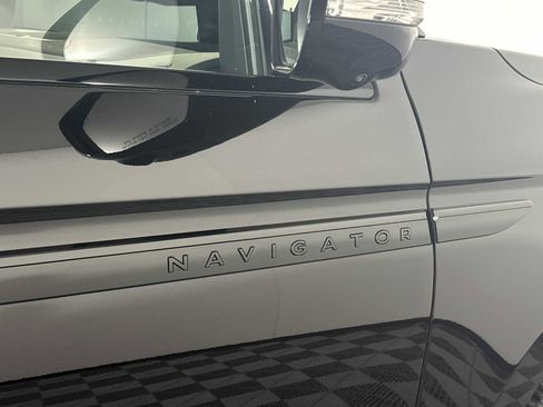 Used 2025 Lincoln Navigator L Reserve w/ Jet Appearance Package AWD/4WD image 14