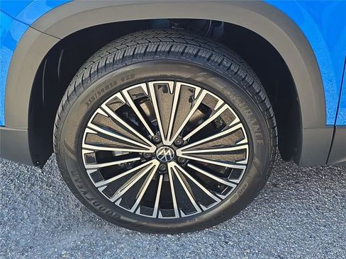 Used 2025 Volkswagen Taos SE image 6